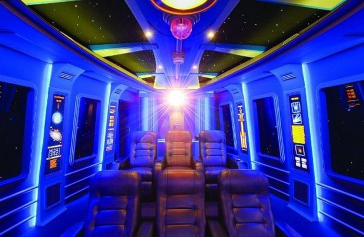 sala de cine con el diseño del halcon milenario de Star Wars 