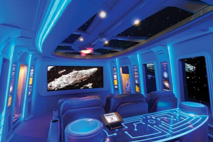 sala de cine con diseño de la nave del Halcón Milenario de Star Wars 