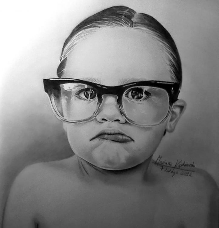 Dibujo a lápiz de un niño con lentes a cargo de Mariusz Kedzierski