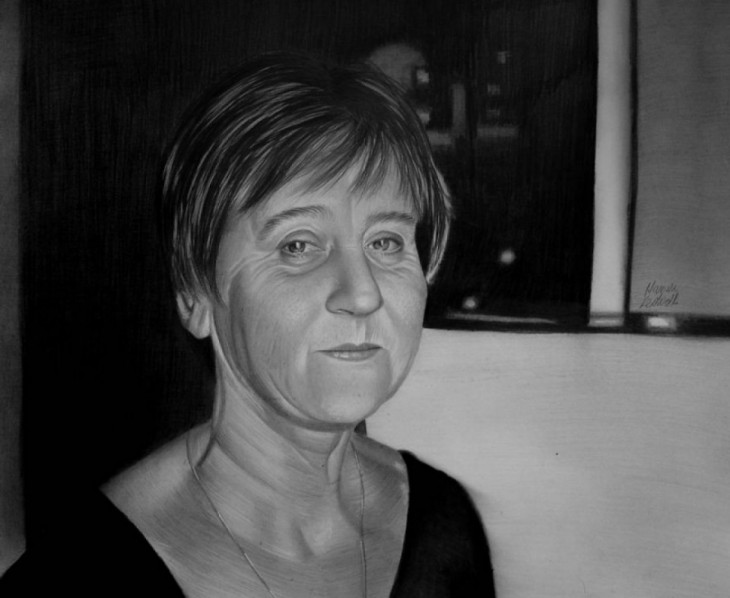 dibujo del rostro de una mujer anciana a cargo del artista sin brazos Mariusz Kedzierski