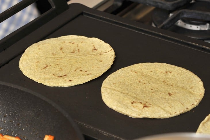 tortillas de maíz en un comal 