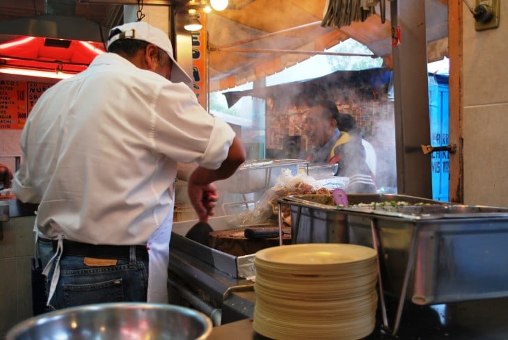 taquero en un puesto de tacos de la esquina 