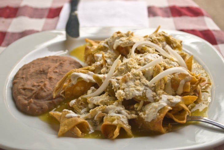 chilaquiles verdes con frijoles 