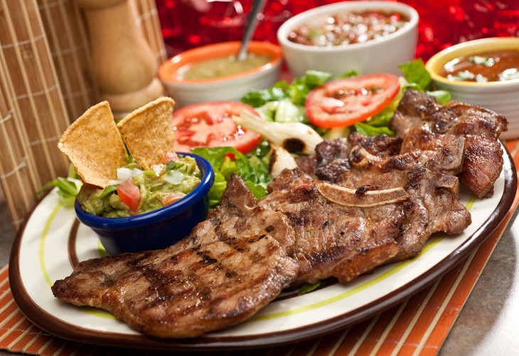 plato con carne asada 