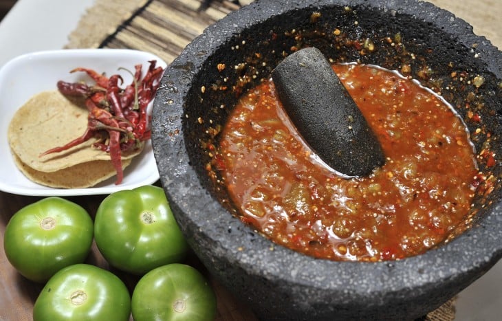 salsa casera en un molcajete 