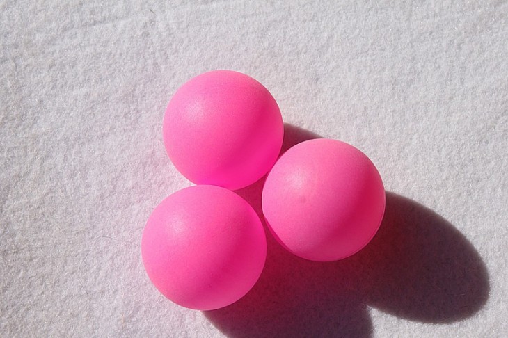 tres pelotas de ping pong en color rosa 