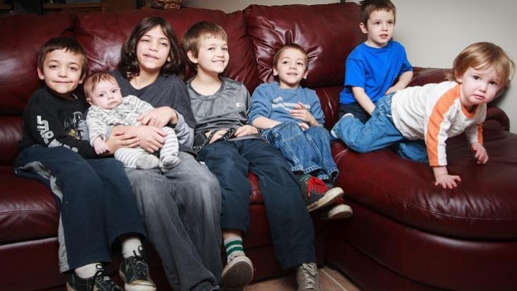 fotografía de muchos niños sentados en un sillón 