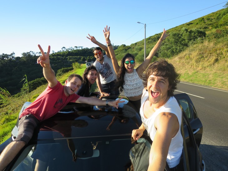 selfie de chicos dentro de un carro en una carretera 