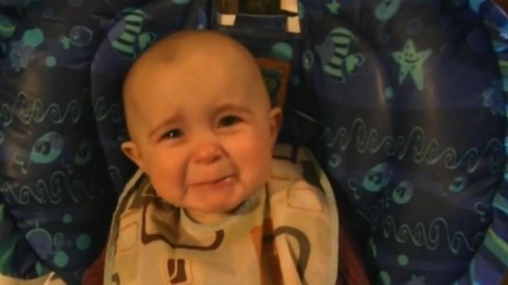 cara de un bebé llorando 