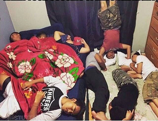 fotografía de varios chicos dormidos juntos en un sólo cuarto 