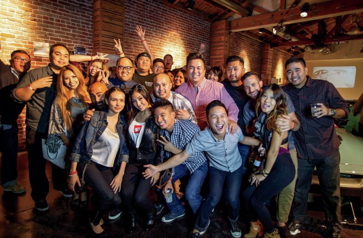 Fotografía de un grupo de chicos en una reunión 