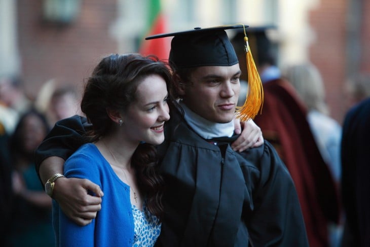 chica abrazando a un chico con toga de graduado 