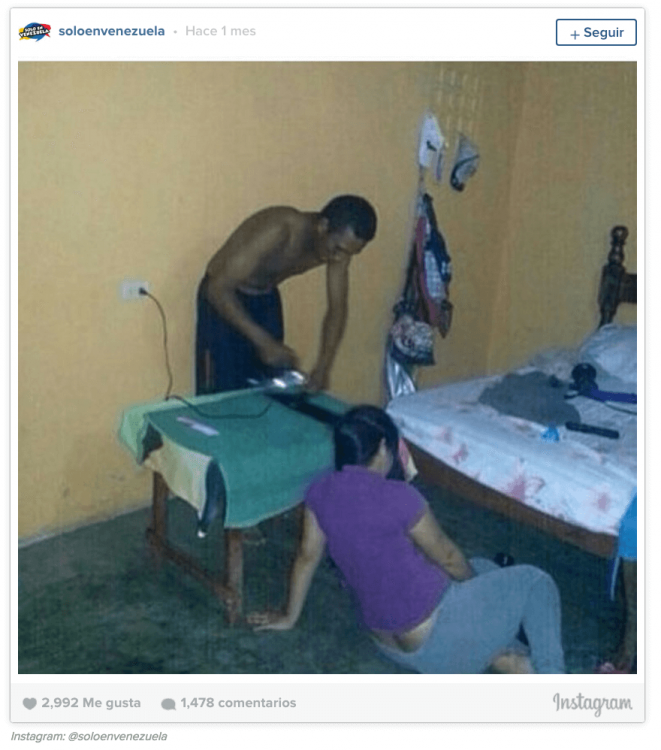 hombre planchando el cabello de una mujer con la plancha de ropa 