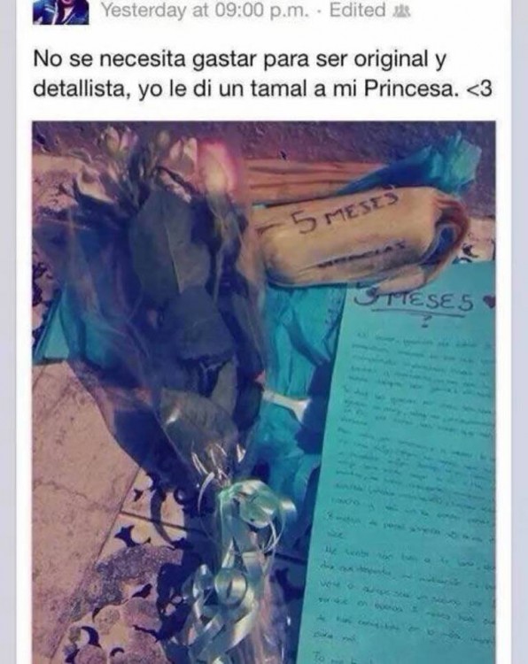 captura de pantalla de una publicación en Facebook donde un chico le regala un tamal a su novia 