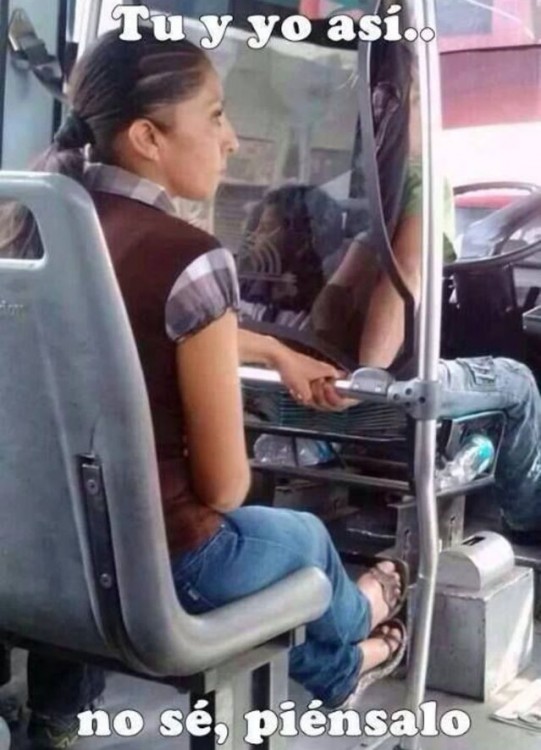 imagen de una mujer agarrada de la mano del chofer de un autobús 