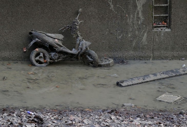 motocicleta abandonada hundida en el canal Saint-Martin en París 