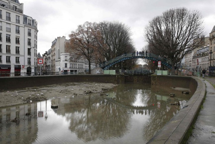 puente sobre el canal Saint-Martin en París 