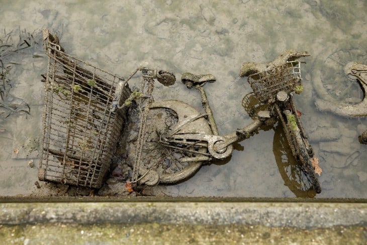 bicicleta abandonada en el canal Saint-Martin en París 