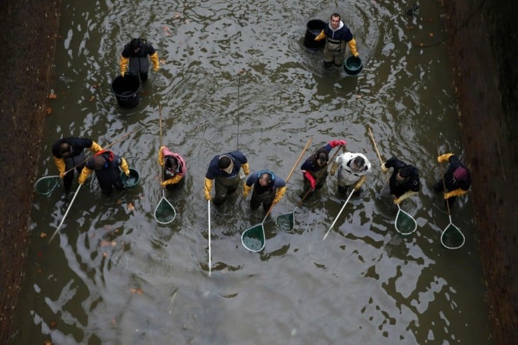 trabajadores públicos en París limpiando un canal 