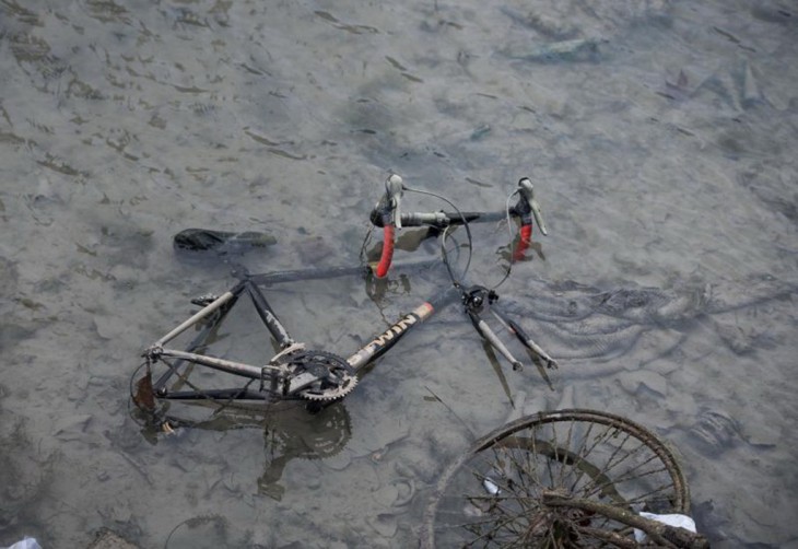 Bicicleta hundida en un canal contaminado en París 