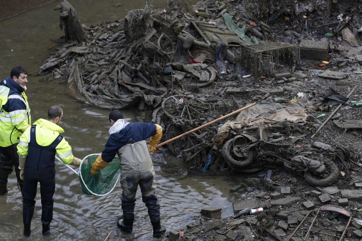 trabajadores públicos de París limpiando el canal Saint-Martin 