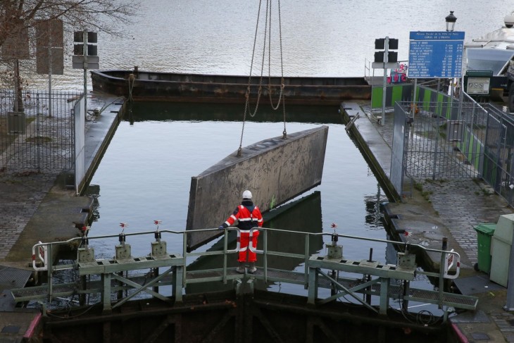 personal público de París trabajando en el canal de Saint-Martin, París 