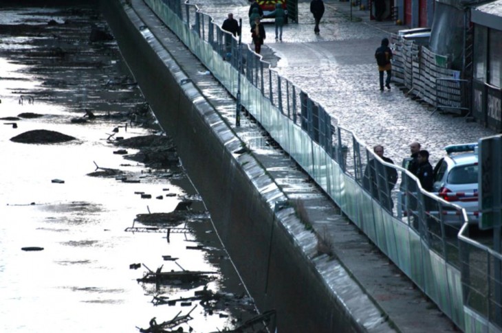 orilla del canal Saint- Martin en París 