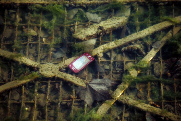 celular en el fondo del contaminado canal de Saint-Martin en París 