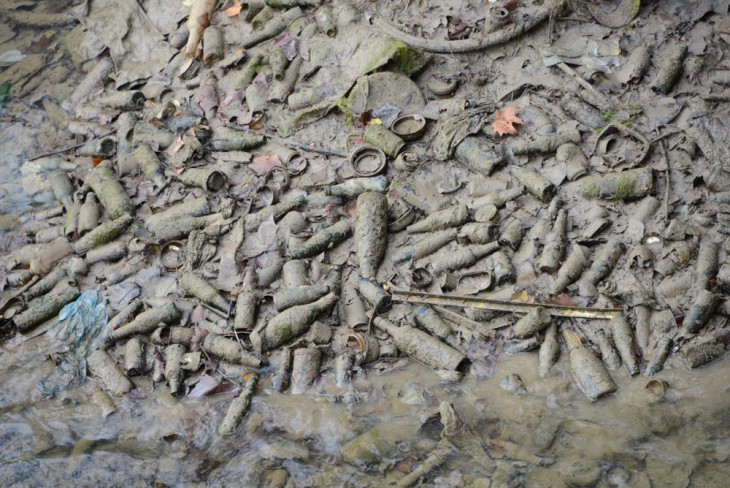 botellas de cerveza y vino encontradas en un canal contaminado en parís 