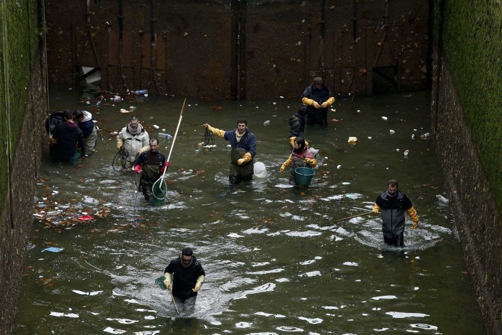 personas drenando un canal en París 