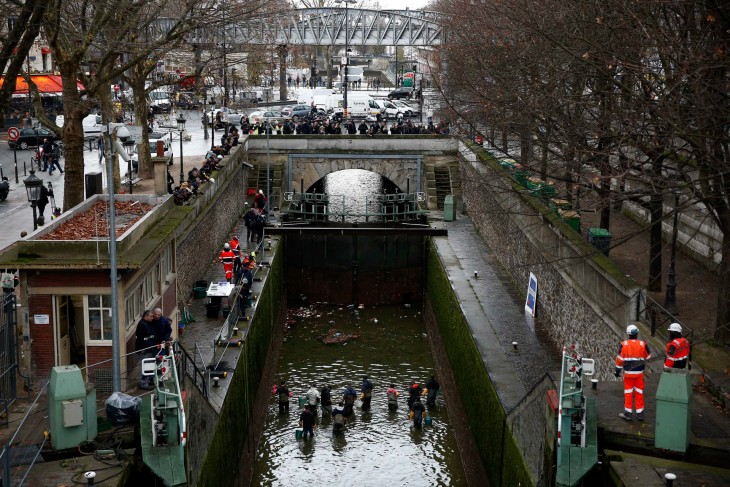 canal Saint-Martin drenado París, Francia.