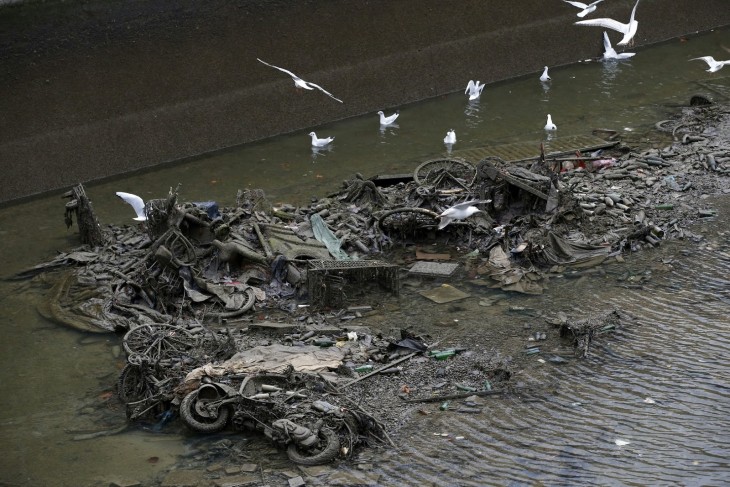 cosas hundidas en un canal abandonado en París 