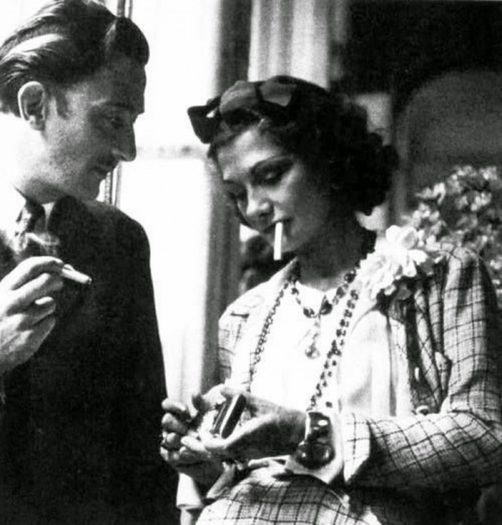 Salvador Dalí junto a la diseñadora de modas Coco Chanel