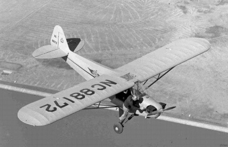 Piloto intentando reparar el motor del avión que estaba en el aire