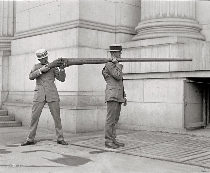 arma para cazar patos era utilizada por dos hombres debido a sus largas dimensiones