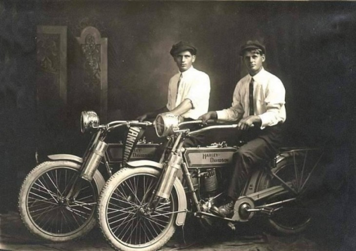 Hermanos Harley Davison, arriba de sus motos