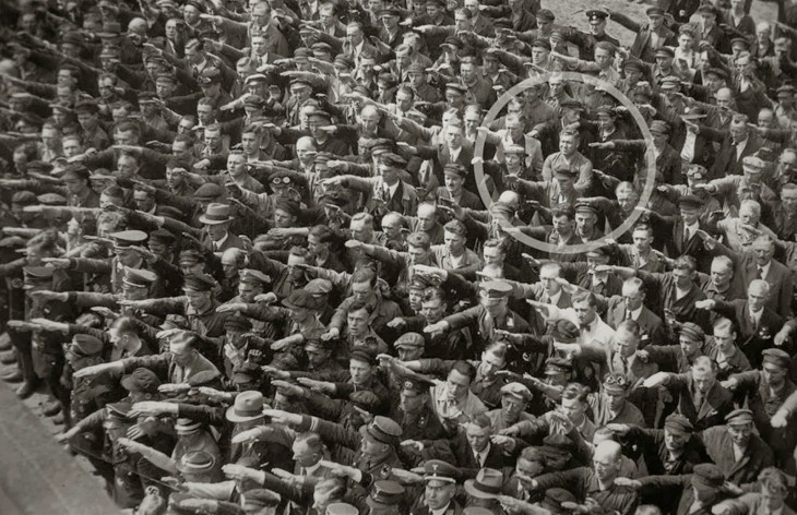 HOMBRE NO SALUDA A HITLER EN ACTO DE PATRIOTISMO NACIONALISTA