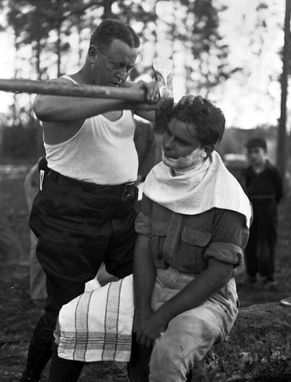 Leñadores que se cortan las barbas con un hacha.