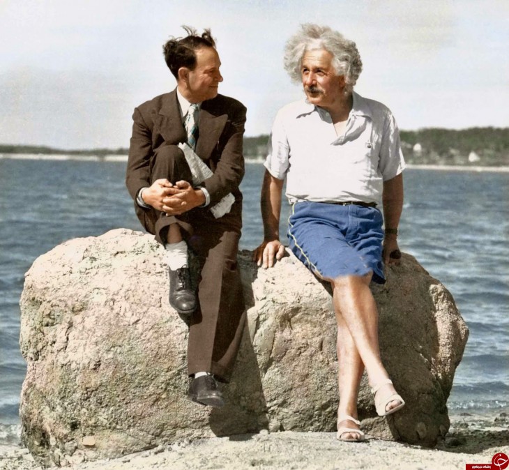 ALBERT EINSTEIN DE PASEO POR LA PLAYA. FOTOGRAFÍA REMASTERIZADA DEL BLANCO Y NEGRO AL COLOR