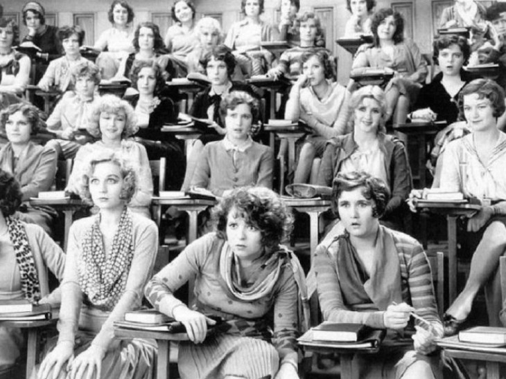 MUJERES ESCUCHANDO UNA PLATICA DE SEXUALIDAD EN 1929