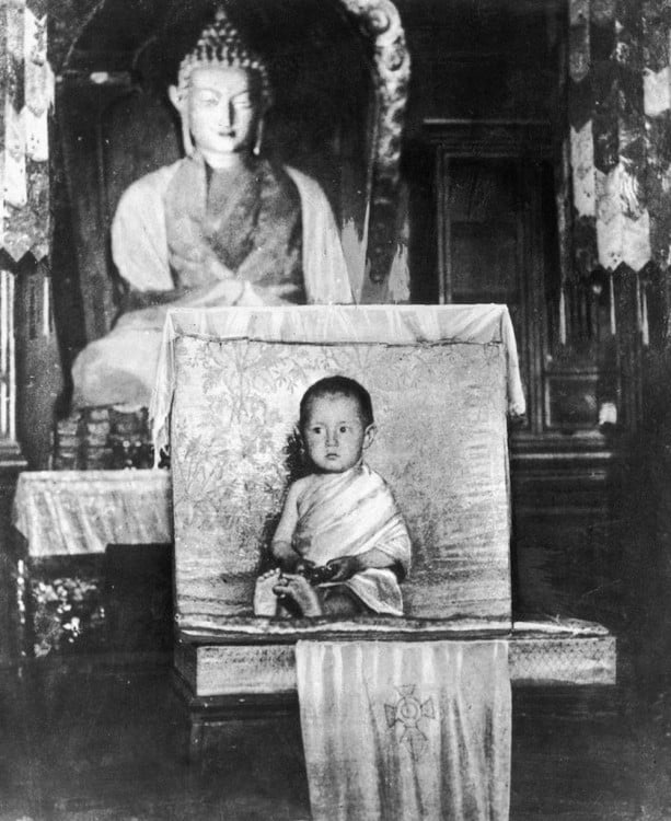 Dalai Lama a los dos años postrado en un templo de budha