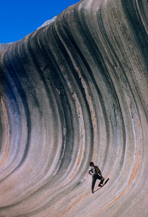 Ola de roca deformada por el viento y la lluvia, Australia occidental, 1963