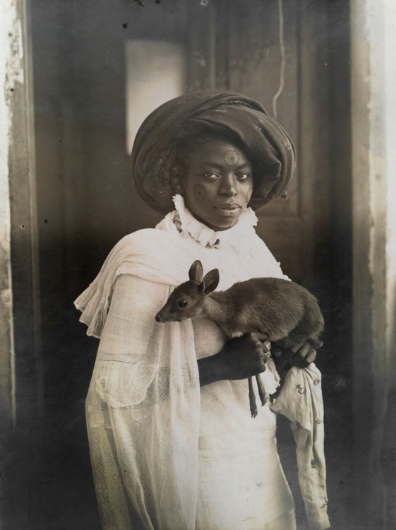 Joven mujer de Kenia sostiene a su ciervo mascota en Mombassa, 1909