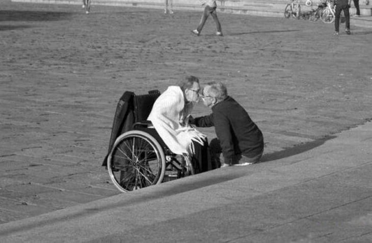 PAREJA DE ANCIANOS BESANDOSE AL ATARDECER