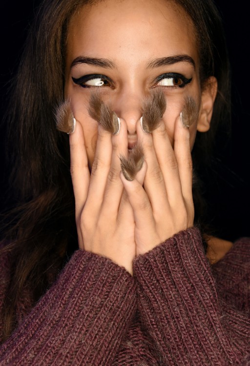 chica con las manos en la cara mostrando sus Furry Nails, uñas peludas 