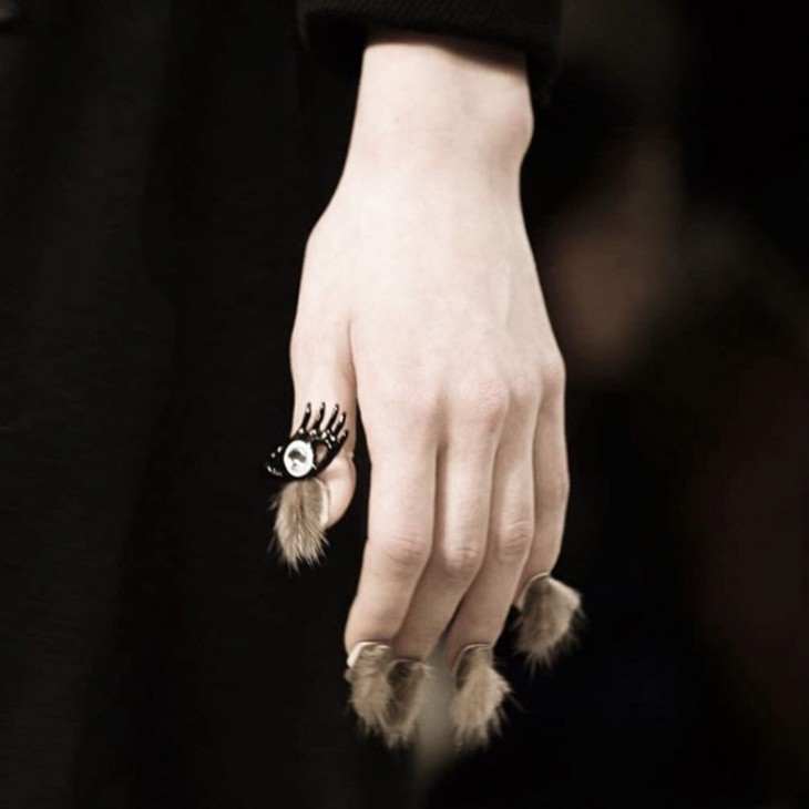 mano de una chica con la nueva tendencia de uñas peludas 