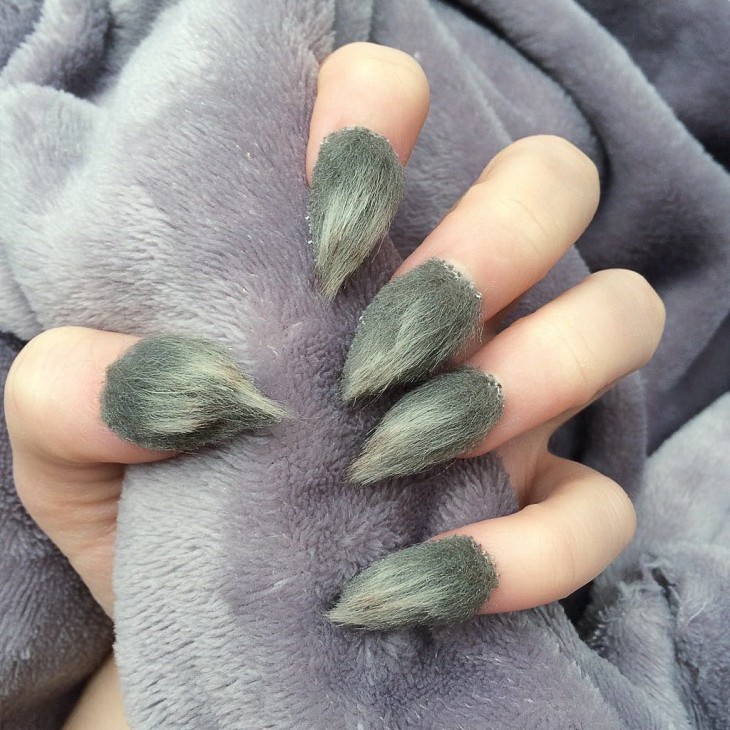 uñas con la nueva tendencia de pelos en color gris 