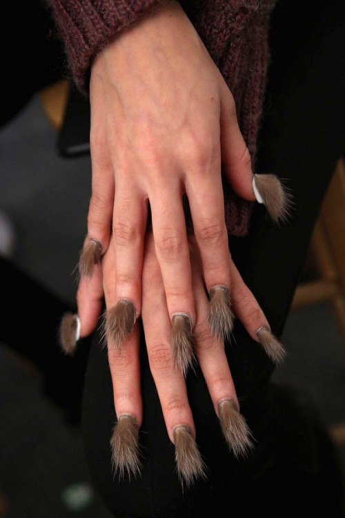 Furry Nails, la nueva tendencia de las uñas peludas 
