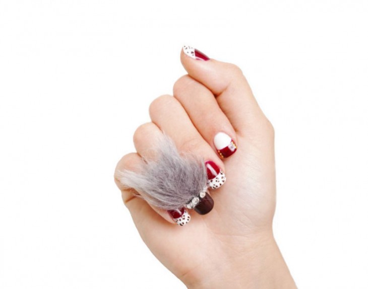 decoración en las uñas de una chica con un diseño de una uña peluda 