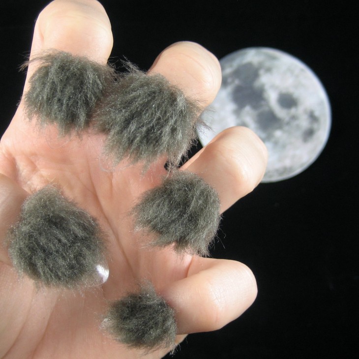 Furry Nails en color gris con un fondo de luna 